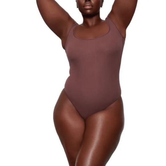 SKIMS Ribbed Stretch Bodysuit Scoop Neck Chocolate Garnet Brown/Red Neutral XS - Picture 1 of 10